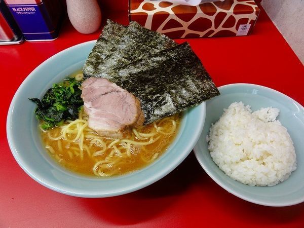 「ラーメン中盛麺硬め　750円　　ライス+1/3ライス」@家系らーめん 武将家の写真