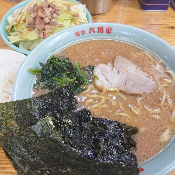 「中盛ラーメン硬め750円、キャベチャー100円、ライス100」@六角家 本店の写真