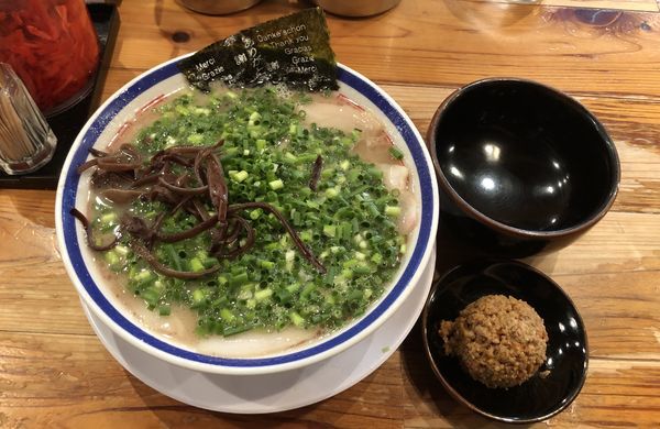 「ねぎチャーシュー麺 +赤オニ（やわ〜はりがね〜はりがね）」@博多長浜らーめん 田中商店の写真