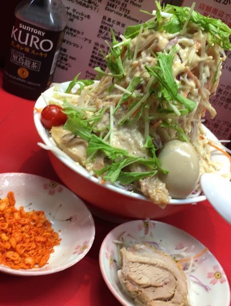 「冷やし中華(普通)野菜マシマシカラメ以外＋味玉＋豚＋黒烏龍茶」@千里眼の写真