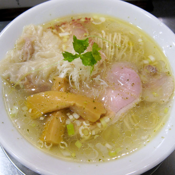 「潮そば 580円 + わんたん（サービス）」@どストライク軒 総本店の写真