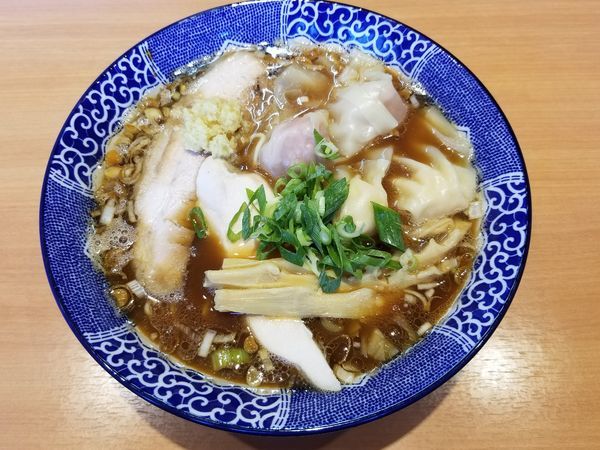 「ワンタン中華そば　黒だし」@中華そば 虎桜の写真