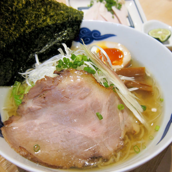 「冷やしだしそば（白）1,100円 + 昆布〆鶏チャ 300円」@麺屋猪一 本店の写真