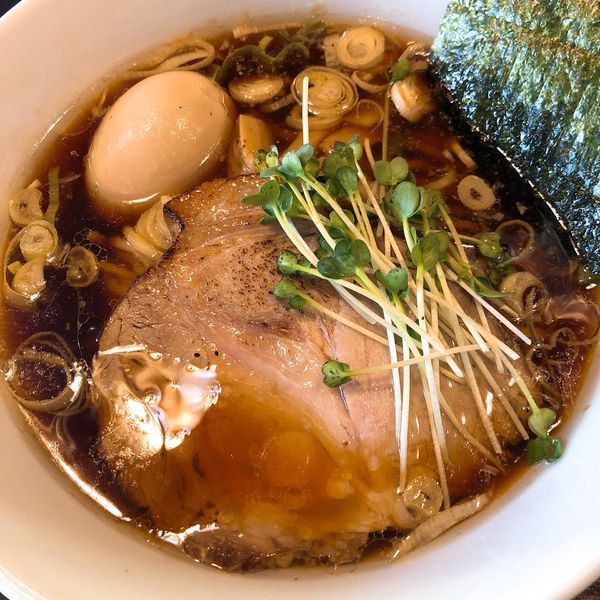 「醤油ラーメン (並) ¥700＋味玉 ¥100」@麺や まる喜の写真