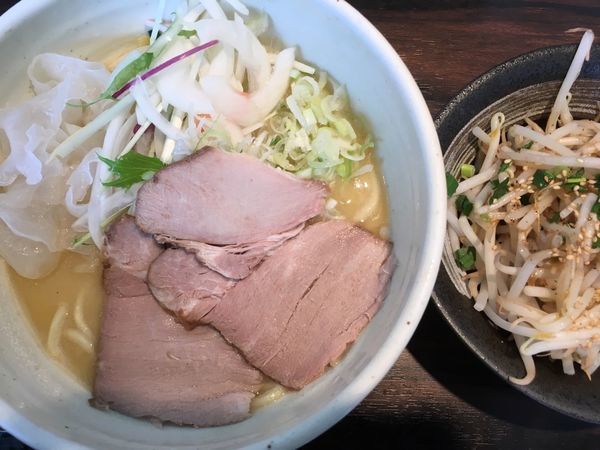 「鶏肉白湯ラーメン塩 800円(プチニラもやし +20円)」@(麺)並木商事の写真