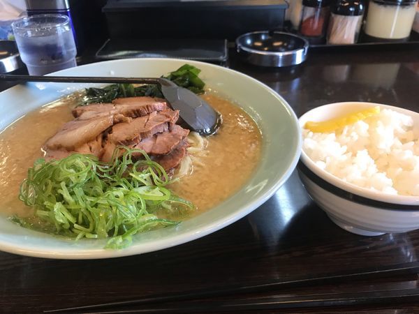 「チャーシュー麺小+半ライス」@ニューラーメンショップ主水の写真