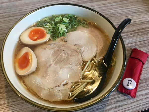 「味玉にぼしょうゆ」@煮干しラーメン にぼってるの写真