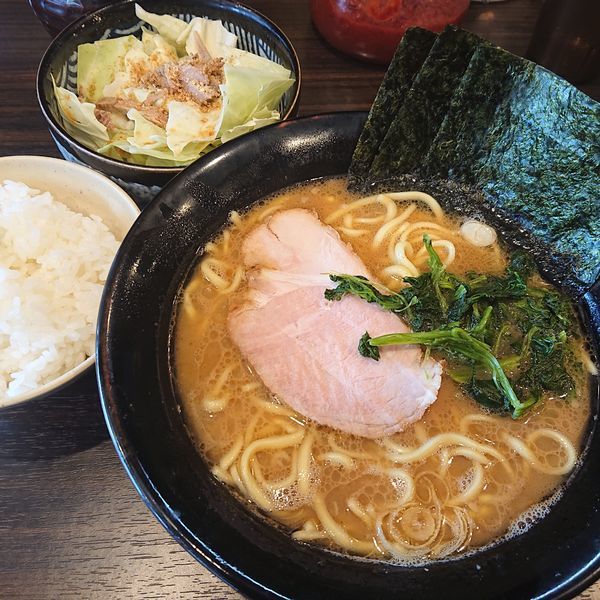「ラーメン並730円、キャベチャー150円、半ライス100円」@横浜らーめん 寿三家の写真