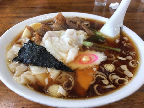 「ワンタン麺+鶏皮トッピング」@盛昭軒の写真