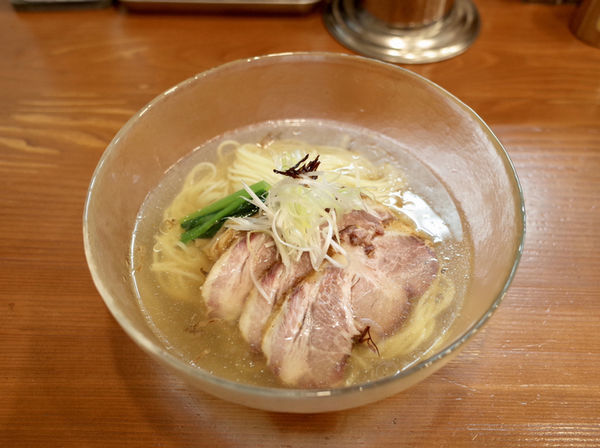 「冷やし塩そば…800円、チャーシュー丼 中…330円‬」@公園前の写真