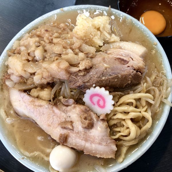 「ラーメン（ニンニク少なめ・ちょい脂）＋生玉子」@自家製麺 No11の写真