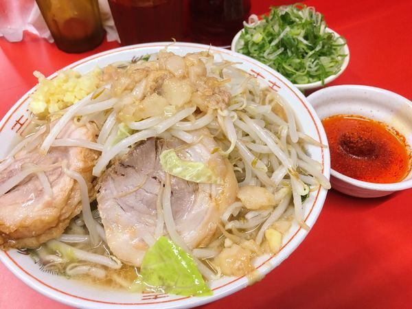 「控えめ ニンニクアブラ 九条葱 辛味」@ラーメン二郎 京都店の写真