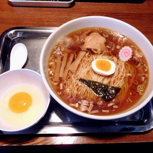 「玉子入ワンタン麺 普通盛り（950円）※生卵別容器」@中華そば 大海軒 八王子店の写真