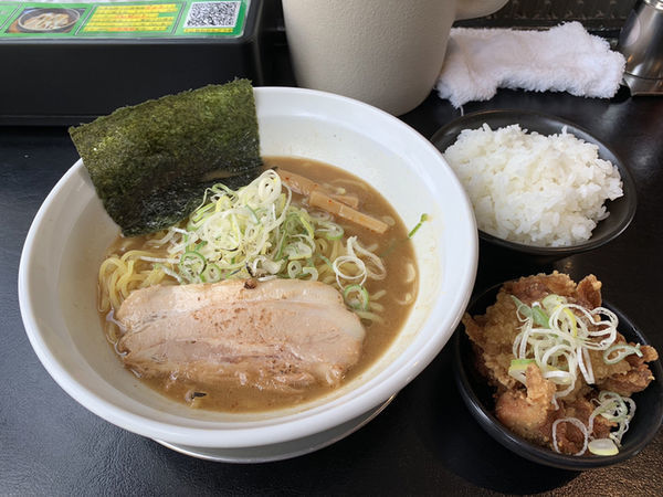 「濃厚魚介しょうゆ…680円＋からあげ2個＆ライス小…290円」@らーめん専門店 和田屋.の写真