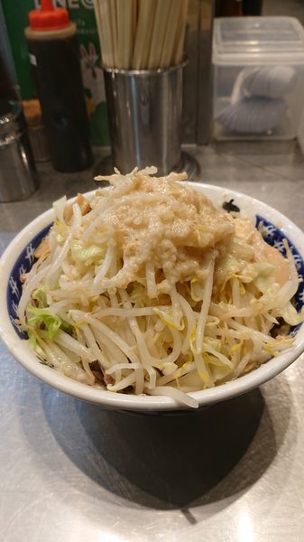 「油そば中。トッピングで野菜多め、ニンニク、油多め」@らーめん大 大森店の写真