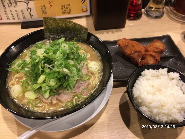 「特濃中華そば大盛（青ネギ無料追加）＋かぶりつきから揚げ＋ご飯」@特濃中華そば龍桜の写真