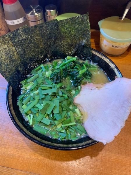「ラーメン 680円（ヤワ）・生ニラ 100円」@末廣家の写真