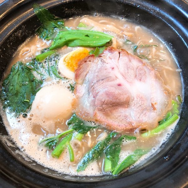 「豚骨醤油ラーメン ¥820＋味玉子 ¥100」@ラーメン猪太の写真
