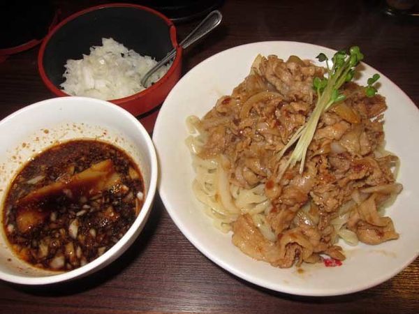 「肉盛りつけ麺並　800円＋無料の肉ダブル」@魁 肉盛りつけ麺 六代目けいすけの写真