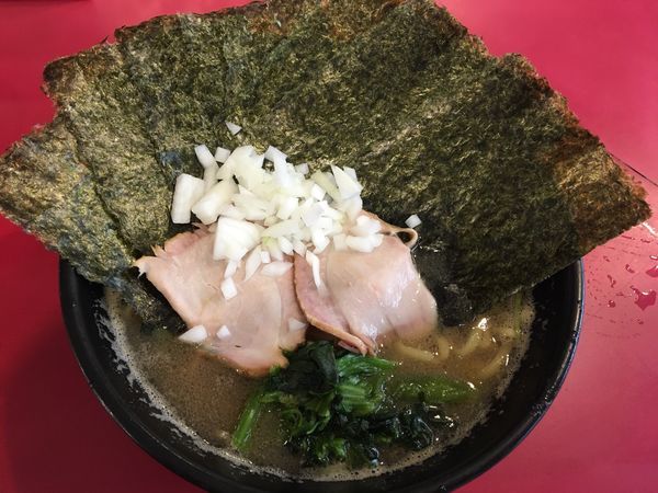 「ラーメン並 海苔 タマネギ ライス」@横浜家系ラーメン 高松家の写真