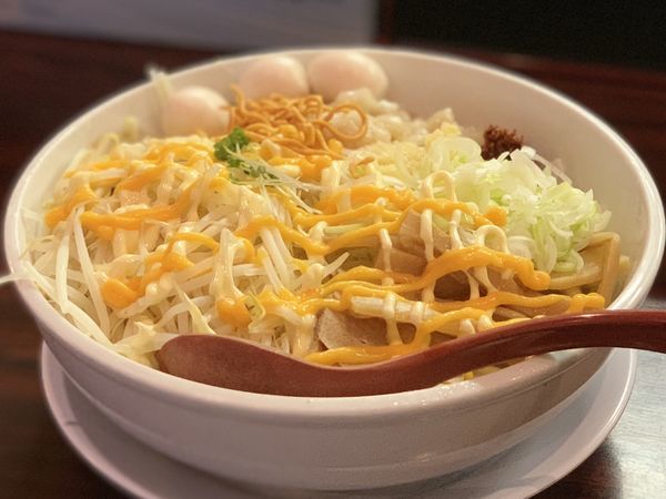 「【限定】ジャンクまぜそば塩味全部のせ」@煮干しらあめん 燕黒の写真