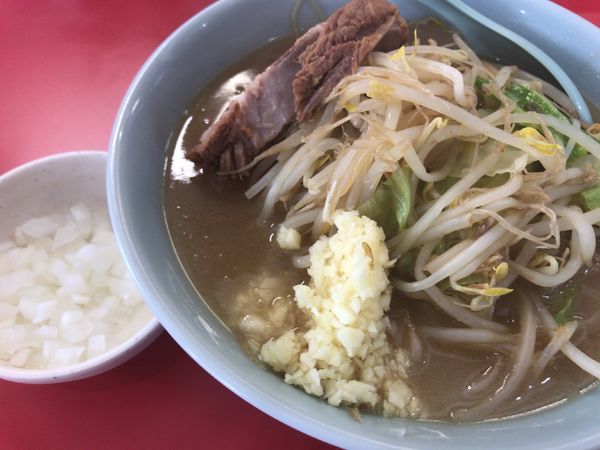 「ラーメン（麺半分）ニンニクマシにタマネギ800円」@ラーメン すくえ屋の写真