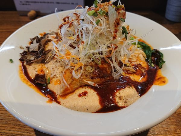 「冷たい沙茶醬を使ったクリーミー担々麺 よだれ鷄のせ(大盛り)」@らー麺屋 バリバリジョニーの写真