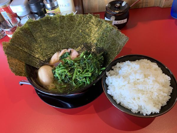「特製ラーメン＋麺２８０g＋海苔増し＋ほうれん草増し」@家系ラーメン 稲葉家の写真
