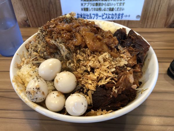 「汁なし+豚1枚+粉チーズ+うずら」@ヒノブタセカンド 南越谷駅前店の写真