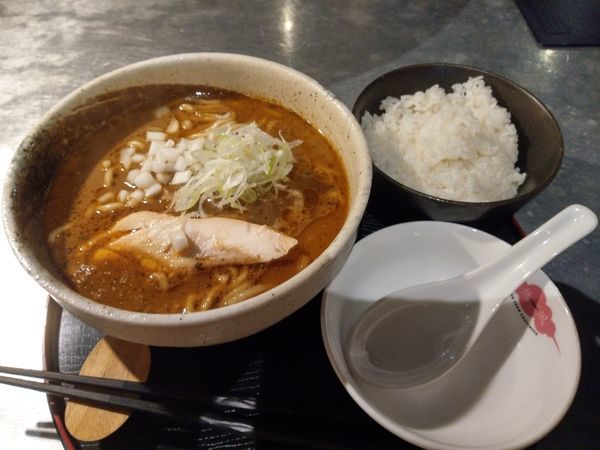 「香煎黒味噌ラーメン(750円)+小ライス(100円)」@カルニチン堂の写真