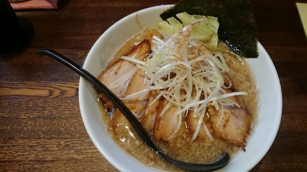 「ぶうとと 760円(中麺)+ちゃーしゅう290円」@信州麺屋 とんずら －カエン－の写真