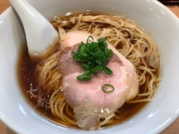 「醤油らぁ麺 800円 替玉 100円」@らぁ麺 はやし田 横浜店の写真