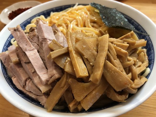 「冷やし油そば＋チャーシュー小＋メンマ小＋辛味」@自家製中華そば としおかの写真