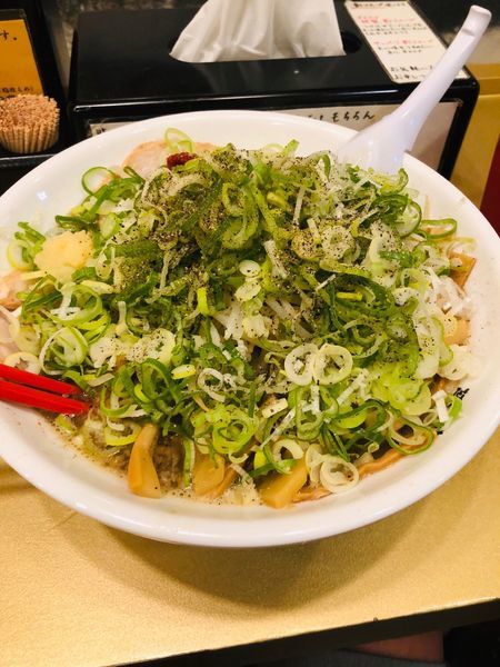 「醤油かつおラーメン ごっつ 中盛 薬味メンマ増し」@超ごってり麺 ごっつ 秋葉原店の写真