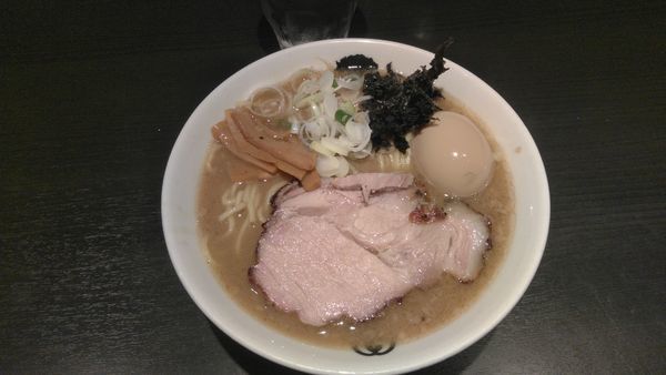「ラーメン+たまご1000円くらい」@麺屋武蔵 武骨相傳の写真