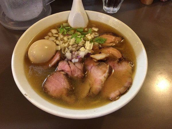 「こく塩＋本日の特製(窯焼き肩ロース,半味玉)」@鶏こく中華 すず喜の写真