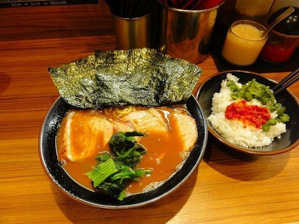 「チャーシュー麺900円麺硬め　ランチライス無料」@横浜家系らーめん 輝道家の写真