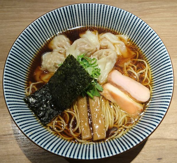 「黒旨肉ワンタン麺」@中華soba いそべの写真