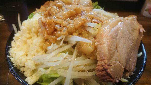 「らーめん＋塩に変更＋九条ネギ（野菜、ニンニク、アブラ）」@ガチ盛りラーメン アオイローの写真