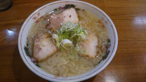 「塩ラーメン(麺固め＋背脂)650円」@ラーメンうめ八の写真