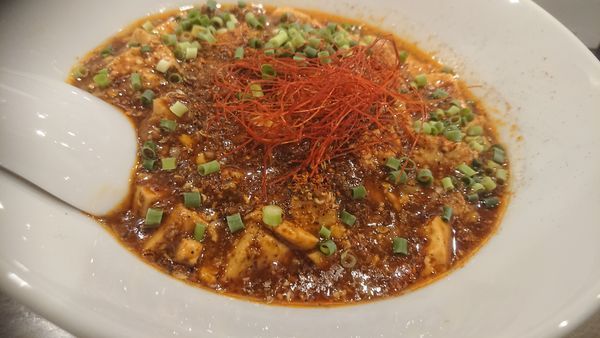 「覇王麻婆麺（辛、シビマシ）」@麻辣専科 覇王 神田北口店の写真