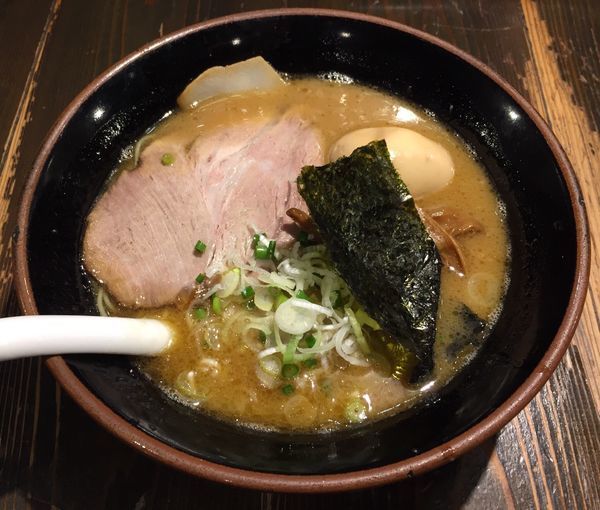 「ヨシべーラーメン正油(細麺)＋半熟味付玉子」@ラーメン ヨシベー 八千代店の写真
