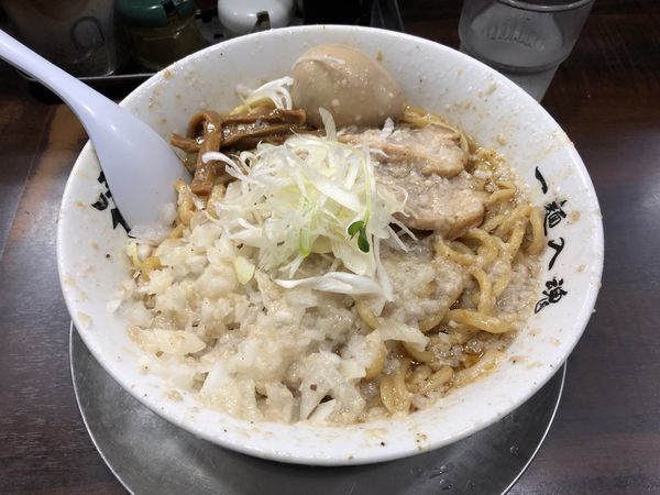 「油そば大盛 タマネギ増し中油 煮卵」@らーめん潤 蒲田店の写真