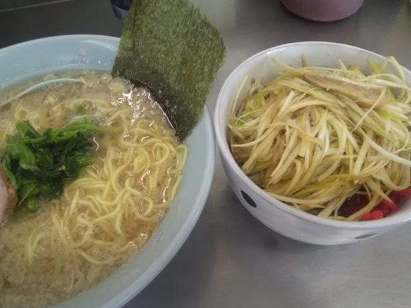「ラーメン油多め350円金曜日のみ　ネギ丼200円」@ラーメンショップ 野田店の写真