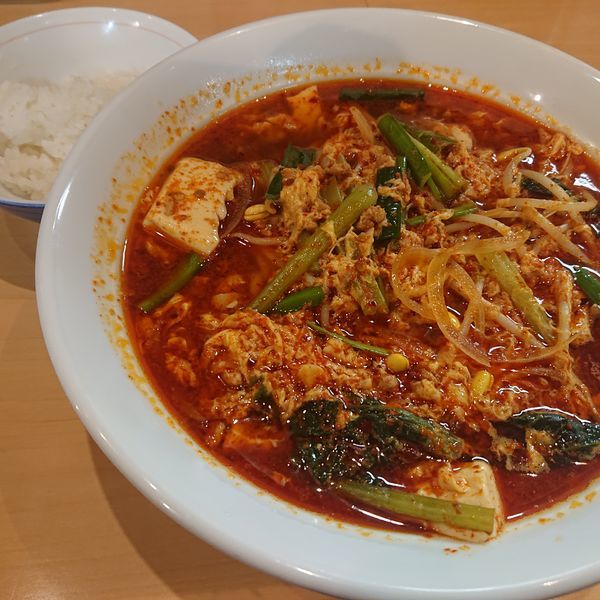 「旨辛スタミナラーメン1000円、唐揚げ300円、ハイボール4」@魂麺の写真