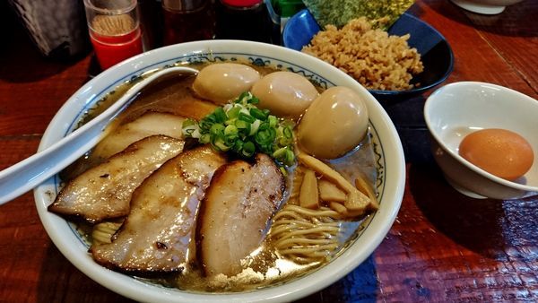 「あっさり煮干し醤油らーめん+チャーシュー増し+味玉×3+他」@初代青樹の写真