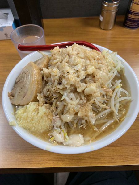 「ヤサイちょいマシニンニクアブラマシマシ豚マシ」@神豚の写真