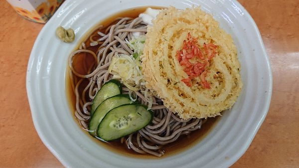 「冷とろろそば+天ぷらかき揚げ」@立ちそば処 鷹 米沢の写真