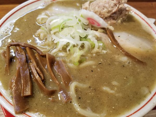 「煮干し中華そば+ほぐし肉」@肉煮干し中華そば さいころの写真