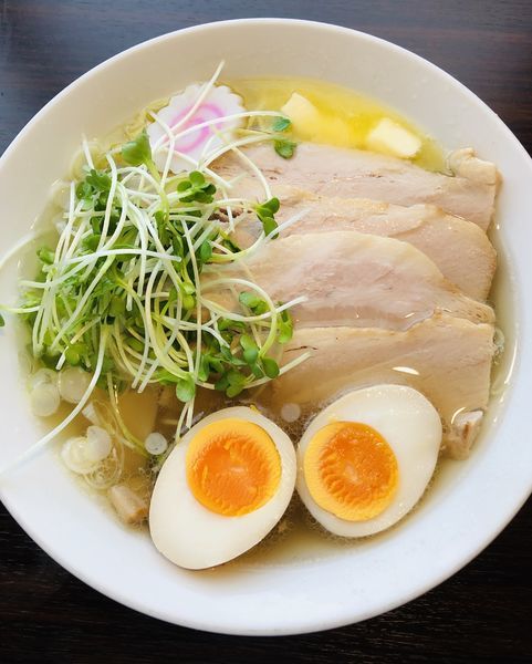「塩チャーシュー麺(トッピング バター＋玉子)1080円」@麺屋 海山の写真